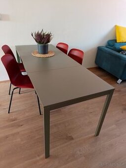 Jídelní stůl a židle