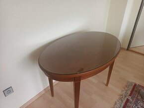 Oválný starožitný stůl