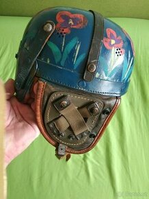 Stara-kovova prilba do tanku-obrnene techniky.