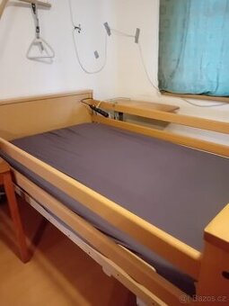 Polohovaci luzko pro pacienta