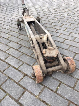 Historický pojízdný hydraulický hever