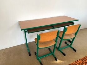 Školní lavice a dvě židle
