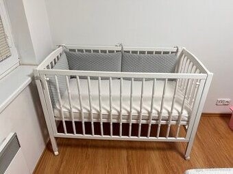 Drevena detska postylka na koleckach + bohate prislusenstvi
