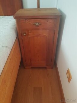 Masivni starý nabytek