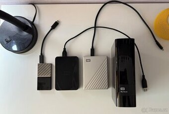 Několik HDD/SSD - externí disky