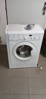 Slim pračka Indesit, hloubka 35cm.