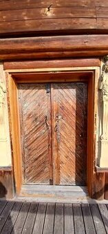 Staré dřevěné  dboukřídlé dveře