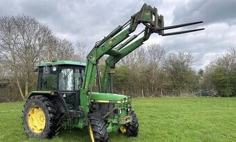 Traktor John Deere 4x4- velmi dobrý stav
