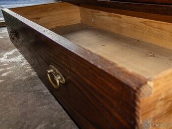 Masivní stará šatní skříň