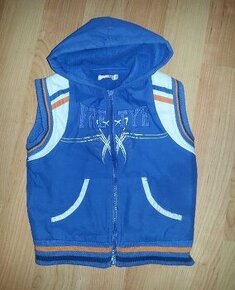 Chlapecká modrá vesta s kapucou (vel. 122/128)