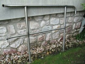 Nerezové zábradlí.