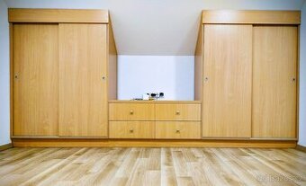 Vestavná šatní skříň