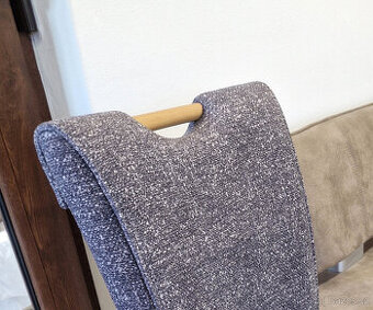 Nová židle šedé polstrování + masiv dub + madlo - 1