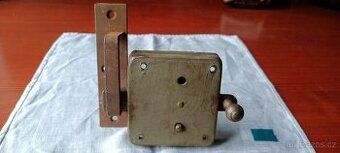 Starý zámek na dveře.