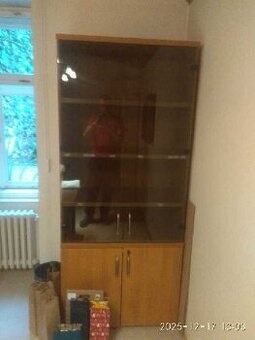 Kvalitní italský kancelářský nábytek - stoly a skříně