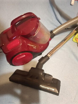 Bezsáčkový vysavač Rowenta, malý a lehký