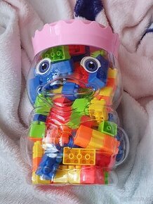 Plastové kostičky v boxu