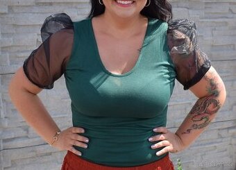 Tmavě zelené triko s volánky - 1