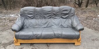 Kožená trojsedačka s masivním dubovým  dřevem