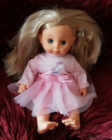 Panenka Natalie + konik, oba mluvi