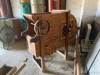Historická ruční čistička obilí