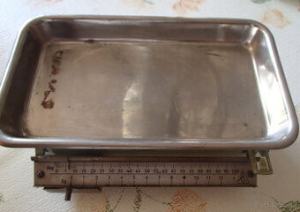 Retro váha, modré nádobí a žáruvzdorné sklo