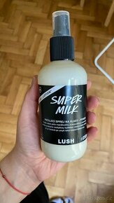 Lush Super Milk PEČUJÍCÍ SPREJ NA VLASY