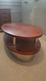 Masivní hotelový konferenční stolek