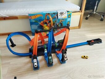 Hotwheels Action dráha na baterky