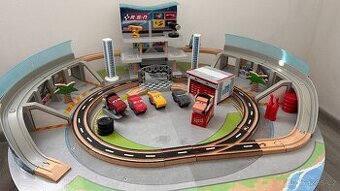 Dřevěná dráha - KidKraft Disney Cars 3 závodní okruh Florida