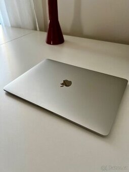 Apple MacBook Air 13,3" / M1 / 8GB / 256GB / stříbrný