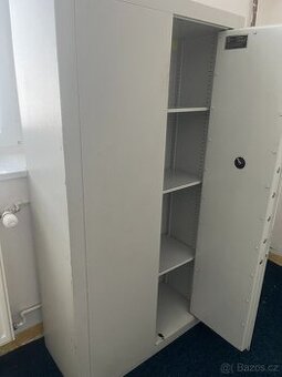 Trezor, v dobrém stavu, 150 cm vysoký - 1