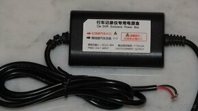 Napájecí adapter pro autokameru DVR.