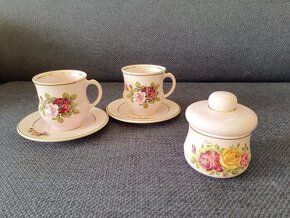 Hrnecky z růžového porcelánu