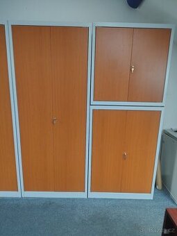Skříň s lamino dveřmi ( Třešeň)
