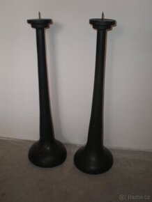 pár velkých dřevěných svícnů