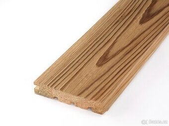 Kartáčovaná prkna opálená od slunce perodrážka