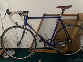 Starší silniční kolo v dobrém stavu