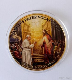 Stříbrná mince papež František zdobena zlatem, kolorovaná