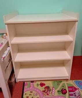 Přebalovací pult s úložným prostorem