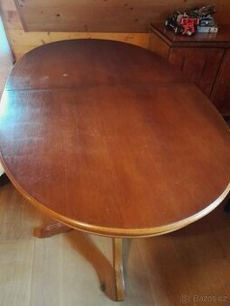 Jídelní stůl