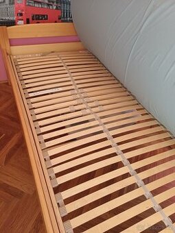 Postel s polohovacím roštem