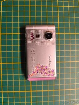 Sony Ericsson W380i pink