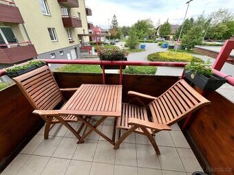 Masivní polohovatelná židle a stolek