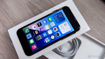 Apple iPhone SE 2 64gb černý- krásný stav, IOS 18.5.