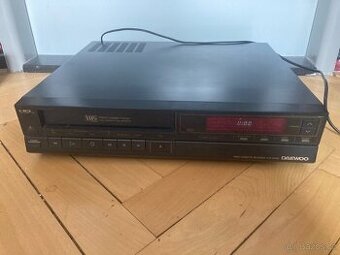 Retro osmdesátkový VHS přehrávač DAEWOO VCR-32DAD