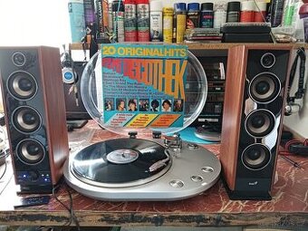 Hifi reprosoustava Génius a gramofon.