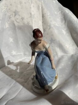 Porcelánová soška dívky s holibicemi