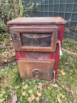 Menší kamna, litinová deska a dvířka.