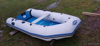 Nafukovací loď s motorem